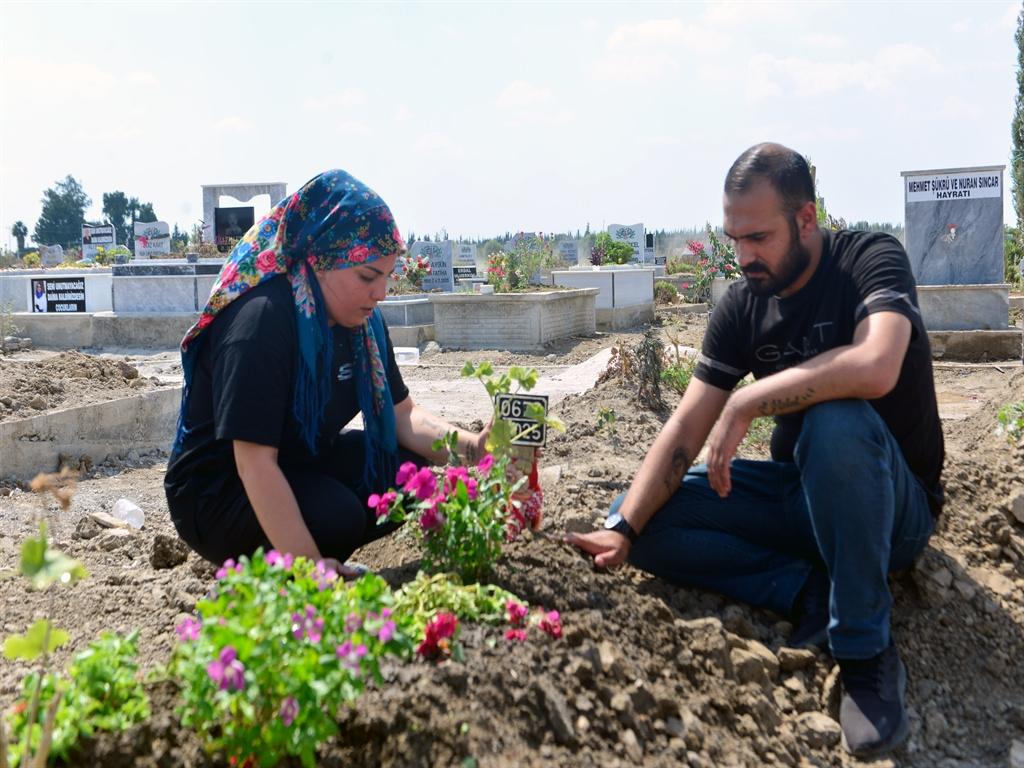 Vedat Salman (28) ile Hilal Salman (27) Elif'in kabri başındalar. 
