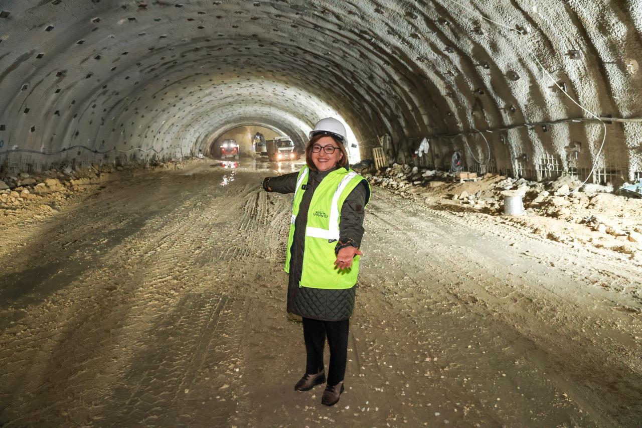 Gaziantep Büyükşehir Belediyesi Başkanı Fatma Şahin, Dülük-Organize Sanayi Bölgesi (OSB) Tüneli'nde incelemede bulundu.