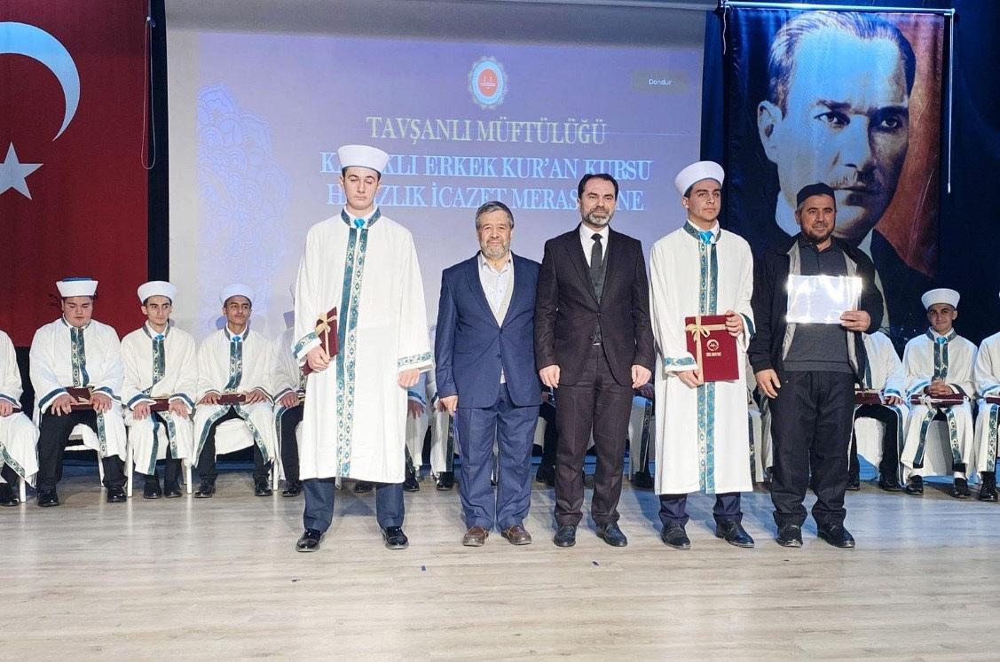 Tavşanlı'da 19 hafız belgelerini aldı.