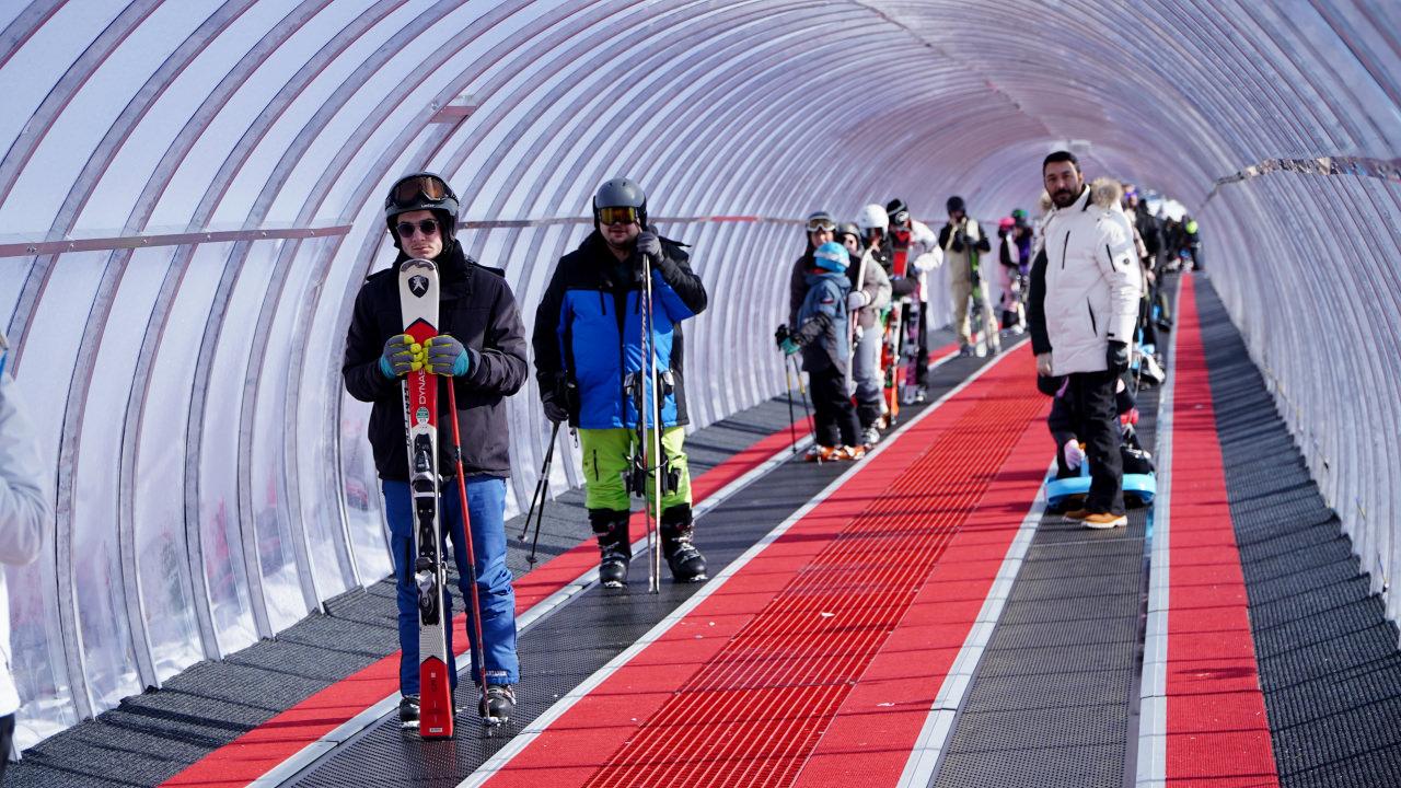 Kayak sezonunu 18 Aralık'ta açan İç Anadolu'nun en yüksek dağı Erciyes, 23 günde 550 bin yerli ve yabancı turisti ağırladı. Güvenli kayak merkezi sertifikasına sahip Erciyes, 112 kilometre pist uzunluğu, 25 kilometrelik teleferikleri, Tekir, Hacılar, Hisarcık ve Develi kapılarındaki tesisleriyle misafirlerine kayak ve snowboard yapma imkanı sunuyor.
