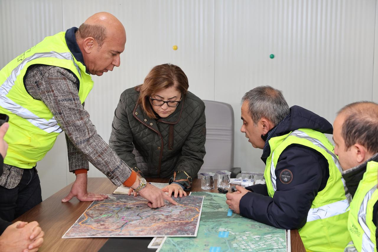 Gaziantep Büyükşehir Belediyesi Başkanı Fatma Şahin, projenin son hali hakkında bilgi alıyor.