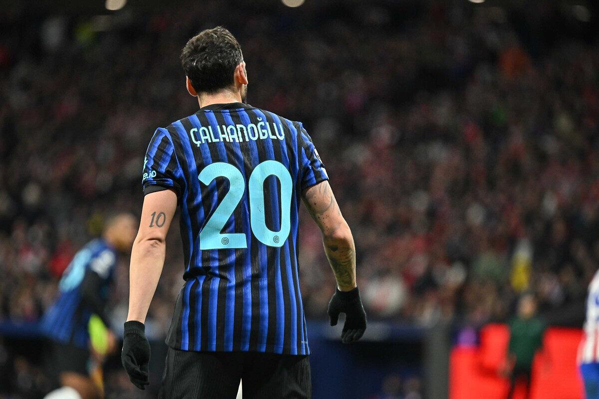 Inter'de Hakan Çalhanoğlu bir müsakabada.