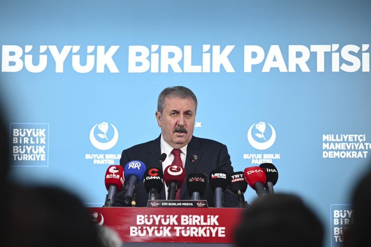 BBP Genel Başkanı Mustafa Destici, partisinin genel merkezinde düzenlediği basın toplantısında, gündeme ilişkin değerlendirmelerde bulundu.