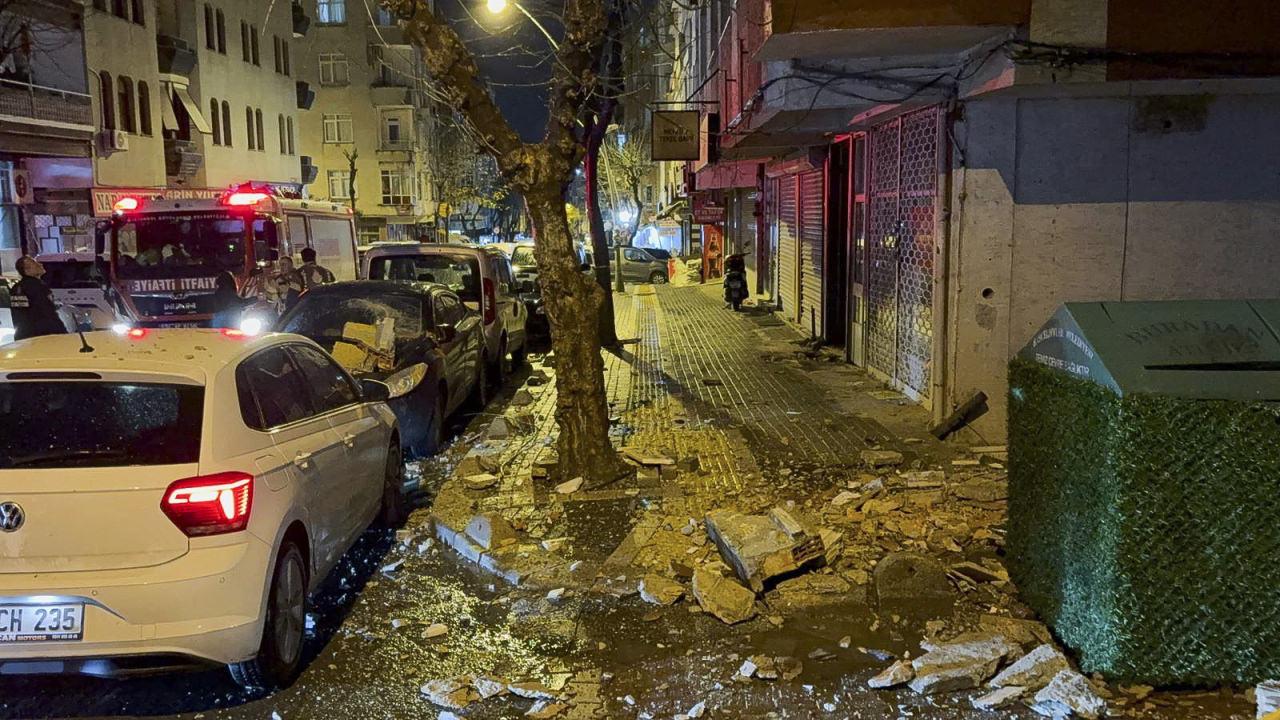 Çöken balkonların molozları 2 araçta maddi hasara neden oldu.