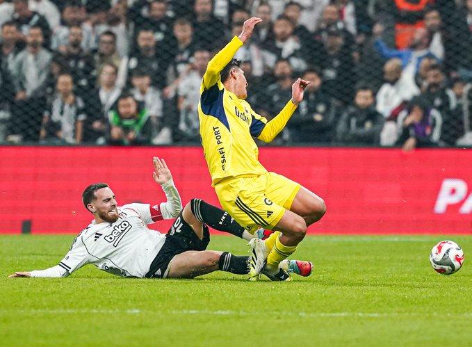 Orkun Kökçü, Fenerbahçe ile Süper Lig'de oynanan karşılaşmada gördüğü kırmızı kartla takımını eksik bırakmıştı.