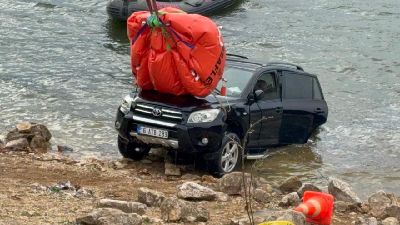 Elif Kumal'ın cansız bedeninin içerisinde bulunduğu araba.