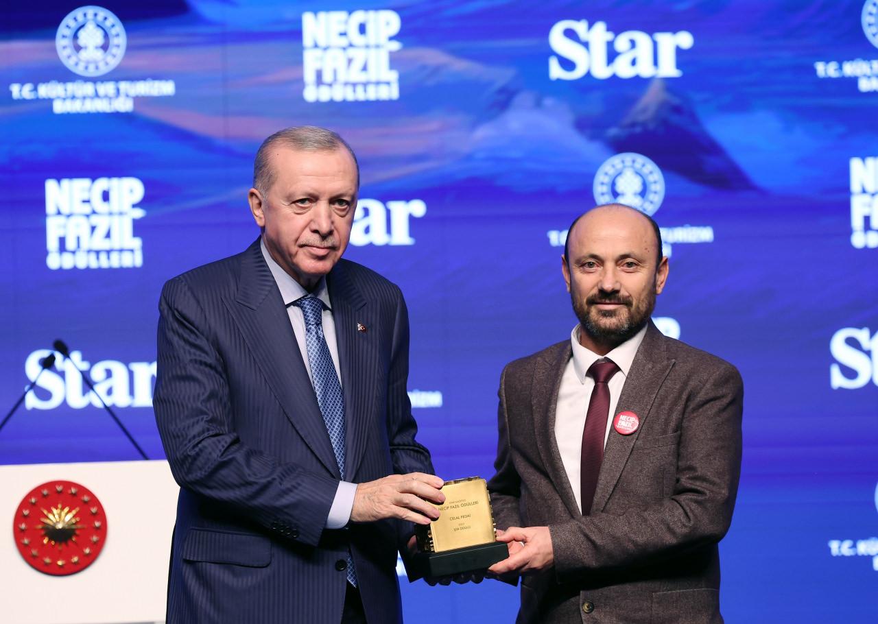 Cumhurbaşkanı Erdoğan, Necip Fazıl Şiir Ödülü'ne layık görülen Celal Fedai’ye ödülünü takdim etti.