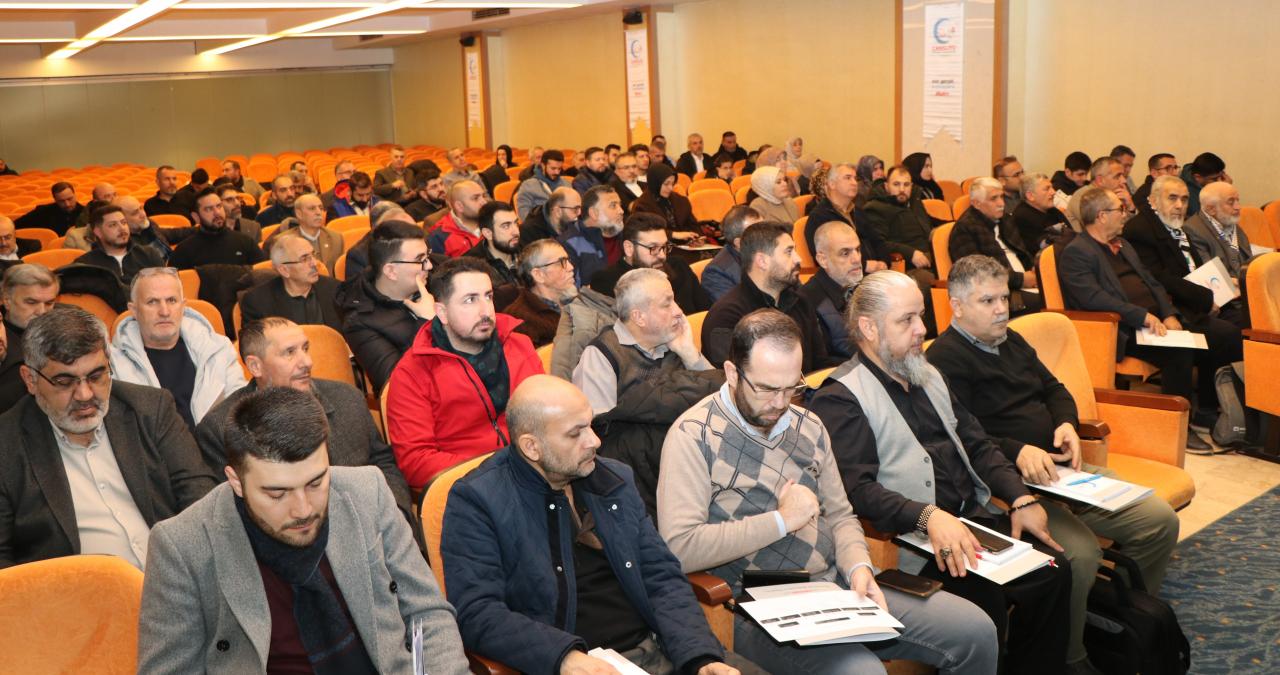 Dernek üyeleri toplantının öne çıkan başlıklarını not aldı. 