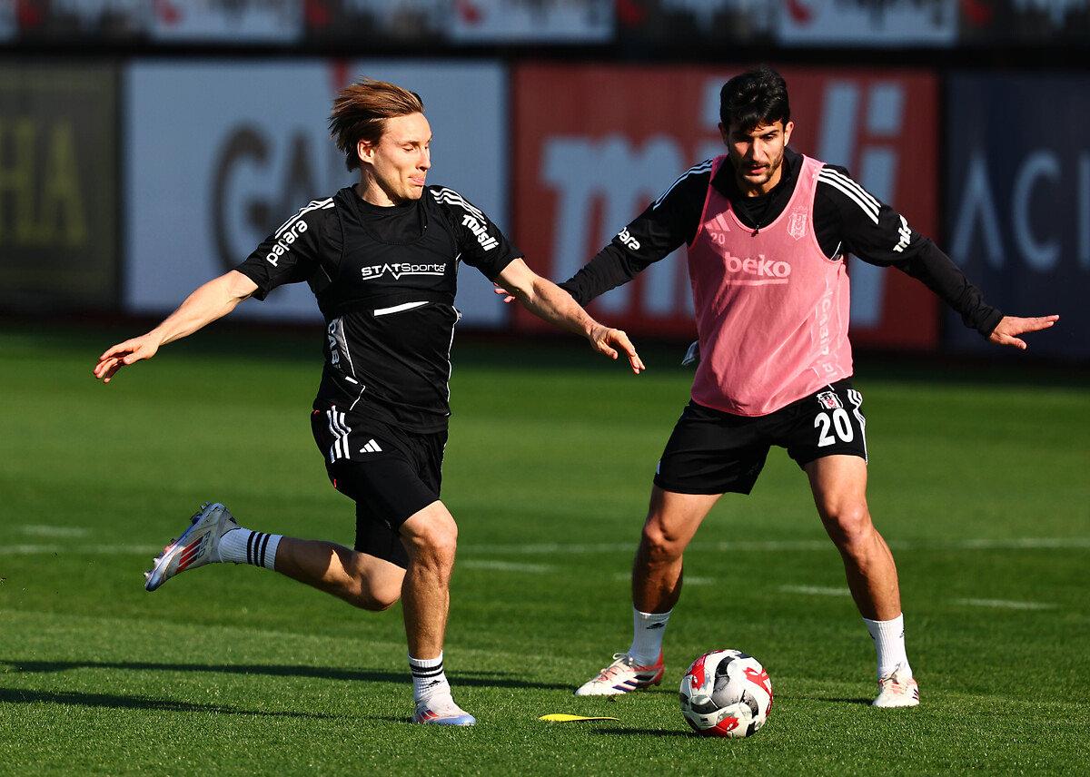 Jonas Svensson, Beşiktaş antrenmanında Necip Uysal'la mücadele ederken.