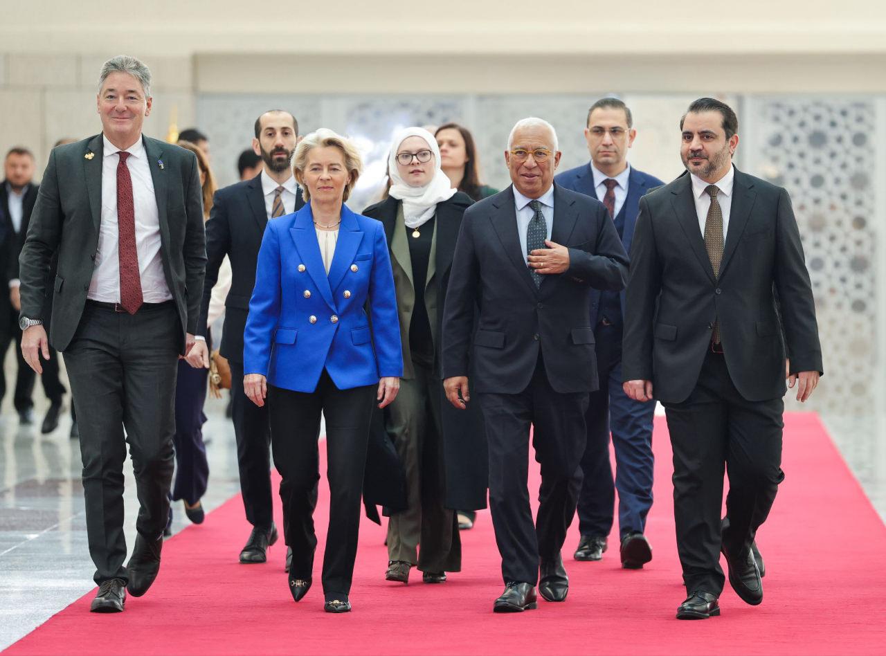 Suriye Cumhurbaşkanı Ahmet Şara, Avrupa Birliği (AB) Komisyonu Başkanı Ursula von der Leyen (sol 2) ve AB Konseyi Başkanı Antonio Costa'yı (sağ 2), başkent Şam'daki Halk Sarayı'nda kabul etti. Suriye Dışişleri Bakanı Esat Şeybani (sağda), Costa ve Ursula'yı karşıladı.