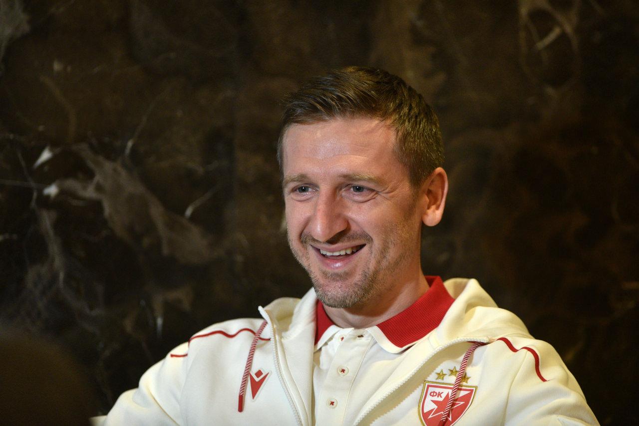 Trabzonspor'un eski futbolcusu Marko Marin bir röportaj esnasında soruları yanıtlarken.