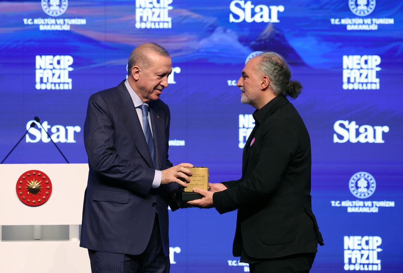 Cumhurbaşkanı Erdoğan, Necip Fazıl Hikaye-Roman Ödülü'ne layık görülen Tarık Tufan'a ödülünü takdim etti.