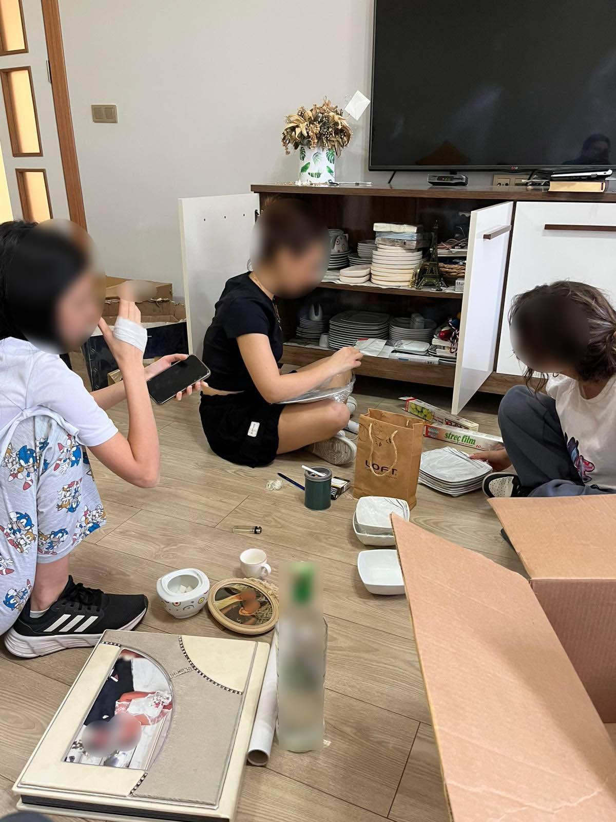 İzmir'de bir öğretmenin, öğrencilerini evine götürüp temizlik yaptırdığı iddia edildi.