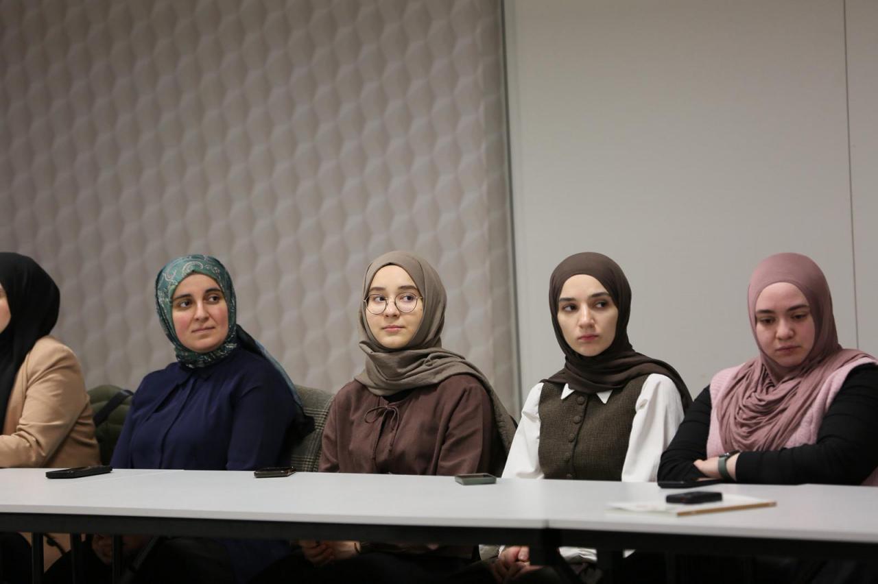 Gençler, usta yazarlar ile buluştu.