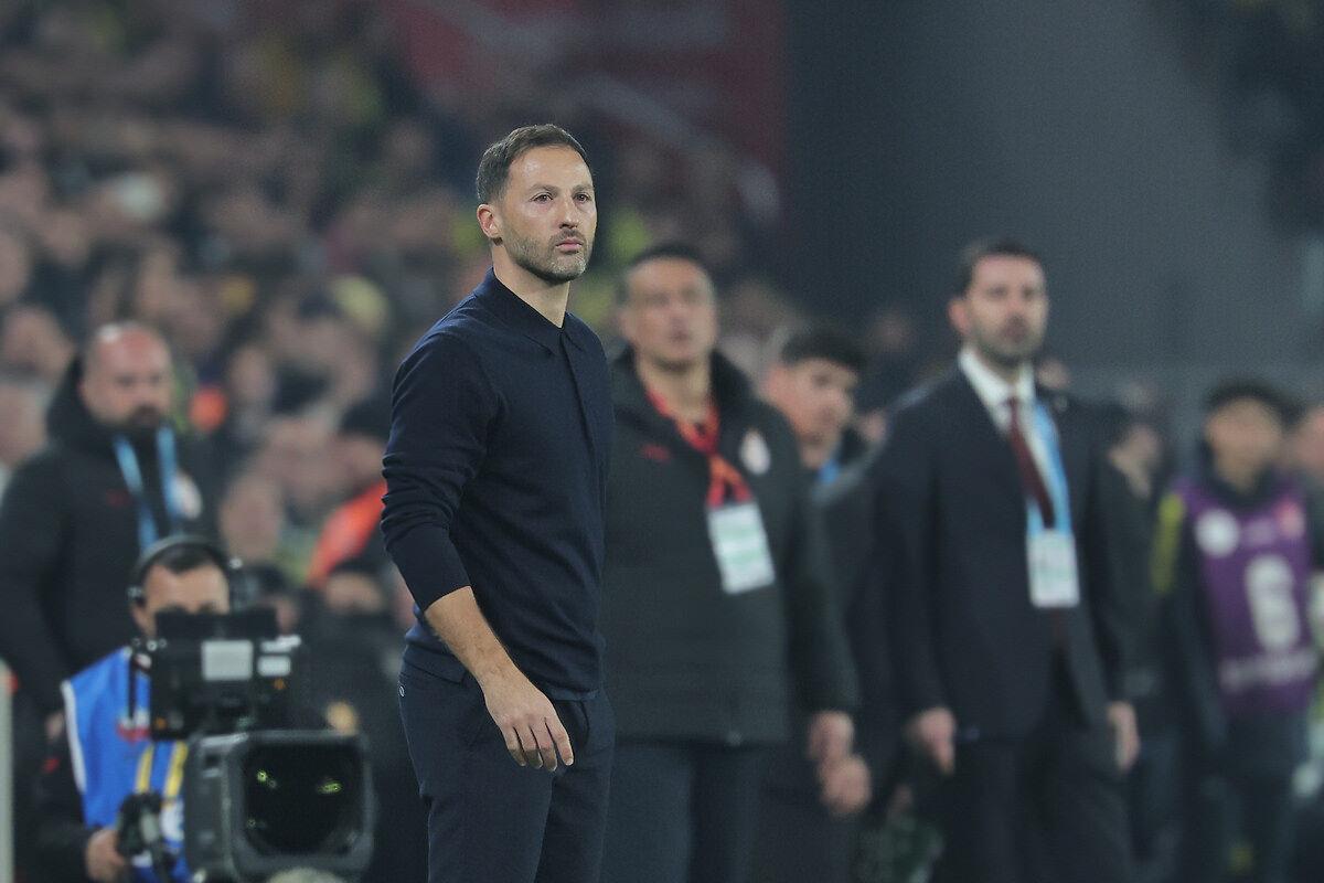 Fenerbahçe Teknik Direktörü Domenico Tedesco bir maç esnasında saha kenarında beklerken