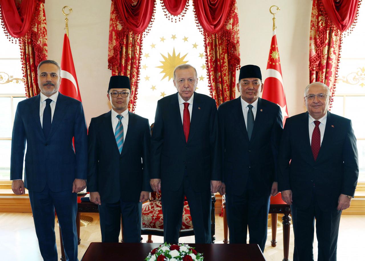 Cumhurbaşkanı Recep Tayyip Erdoğan, Cumhurbaşkanlığı Dolmabahçe Ofisi'nde Endonezya Dışişleri Bakanı Sugiono (sol 2) ve Savunma Bakanı Sjafrie Sjamsoeddin'i (sağ 2) kabul etti. Kabulde, Dışişleri Bakanı Hakan Fidan (solda) ve Milli Savunma Bakanı Yaşar Güler (sağda) de yer aldı.