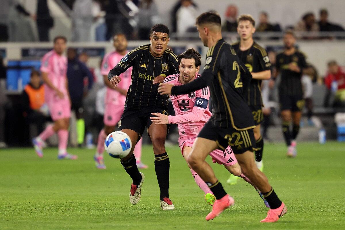 CONCACAF Şampiyonlar Ligi çeyrek finalinde oynanan Inter Miami - Los Angeles FC maçında, Lionel Messi ile Cengiz Ünder görülüyor.