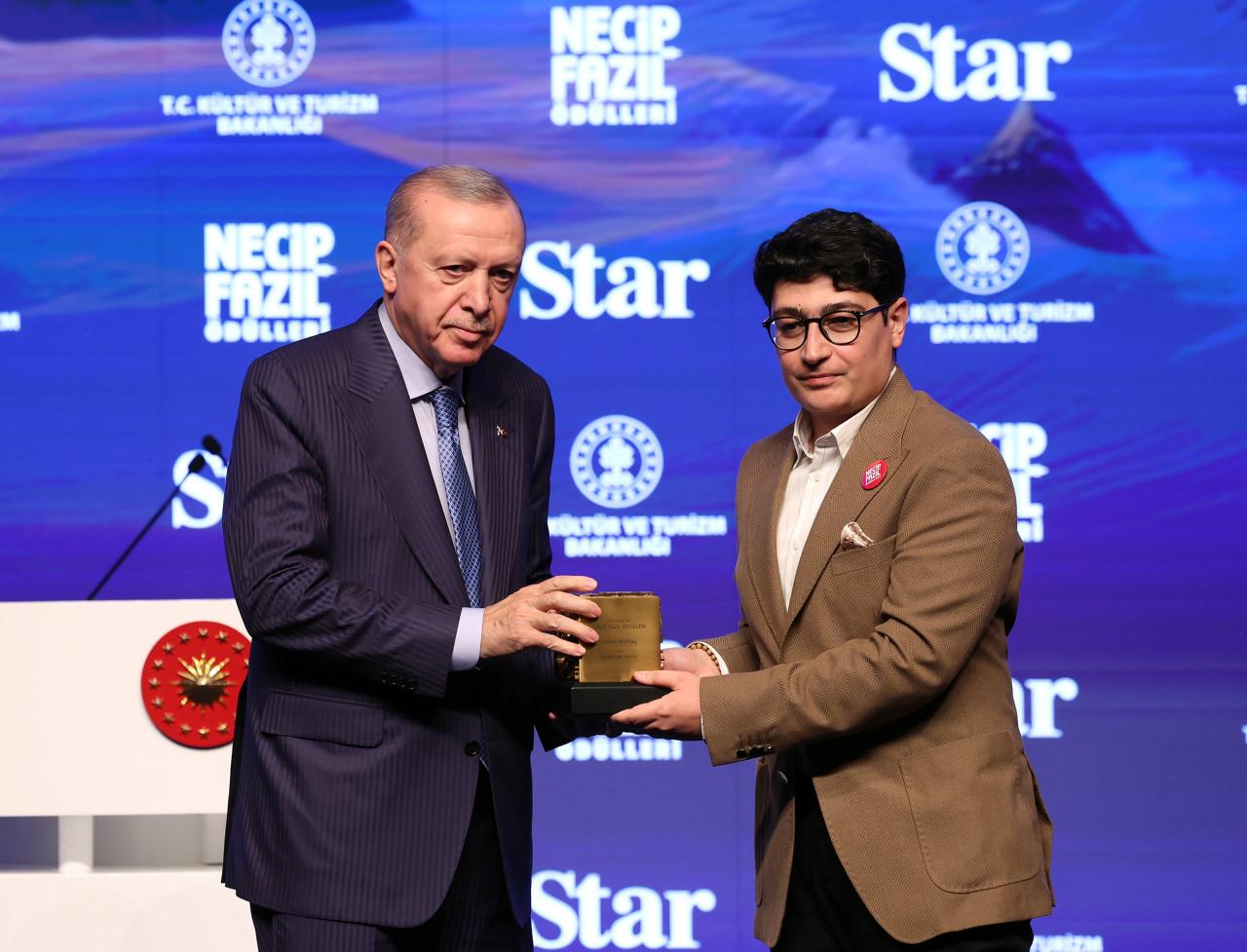 Cumhurbaşkanı Erdoğan, Necip Fazıl İlk Eserler Ödülü'ne layık görülen Hasan Bozdaş’a ödülünü takdim etti.