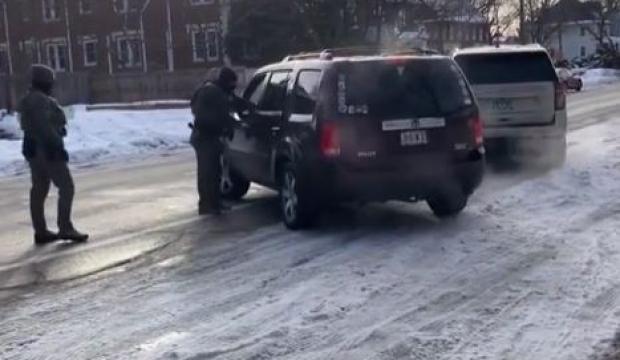 ABD'de polis cinayeti: Vurulan kadına m&uuml;dahale etmek isteyen doktora izin verilmedi!