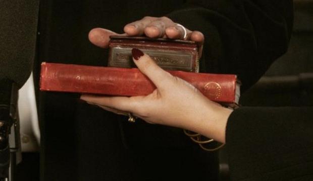  ABD'nin kalbinde Osmanlı m&uuml;hr&uuml;! Mamdani'nin yemin i&ccedil;in el bastığı Kur'an dikkat &ccedil;ekti