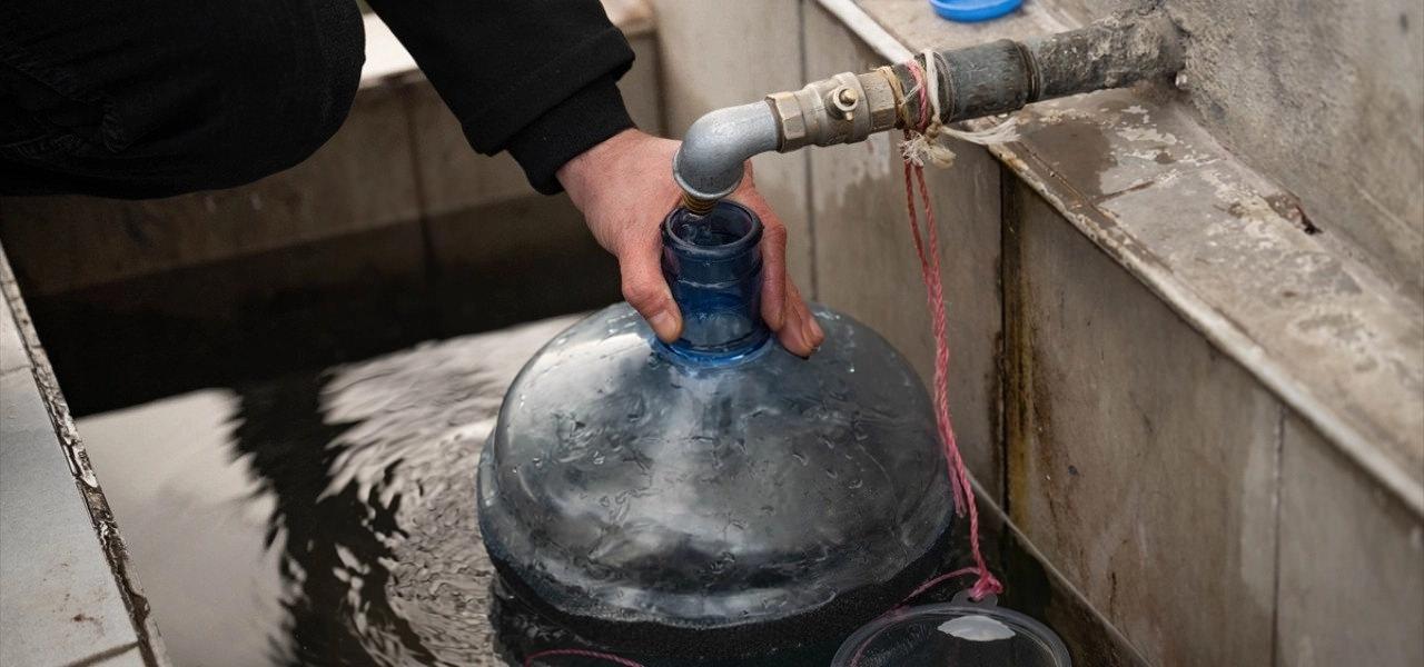 Başkentteki kesintiler nedeniyle vatandaşlar çeşmelerden su dolduruyor.