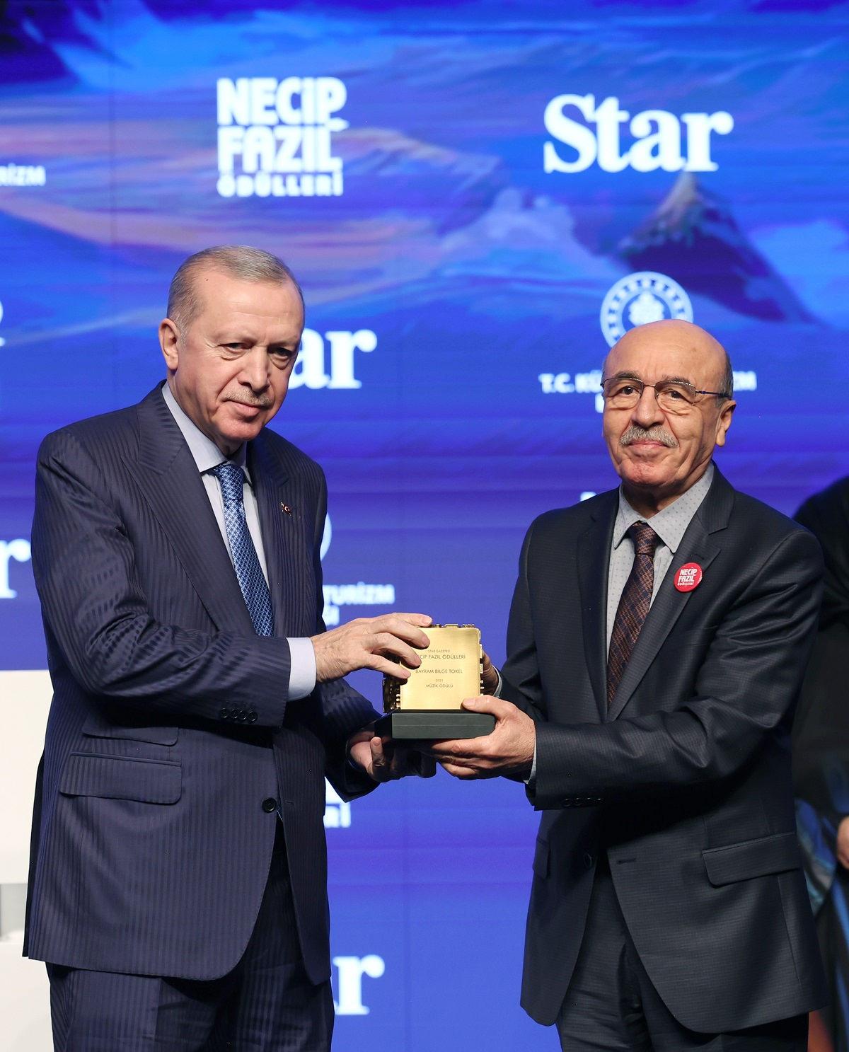 Cumhurbaşkanı Erdoğan, Necip Fazıl Müzik Ödülü'ne layık görülen Bayram Bilge Tokel’e ödülünü takdim etti.