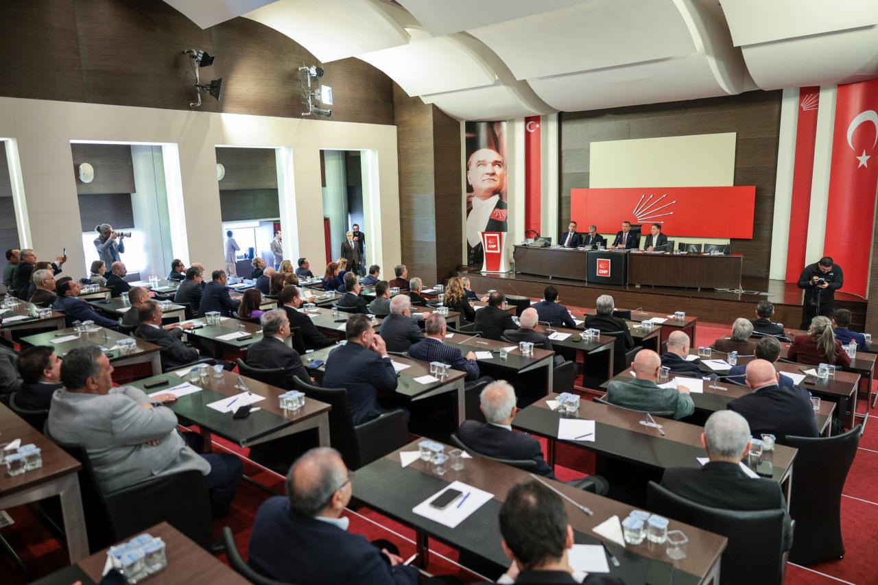 CHP Genel Başkanı Özgür Özel, parti genel merkezinde milletvekilleriyle bir araya geldi.