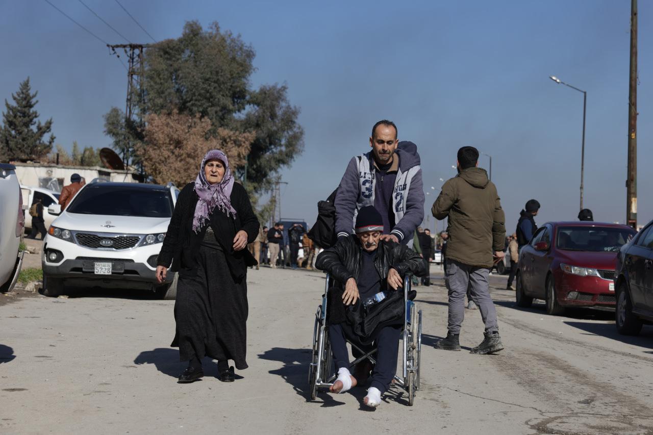 Suriye ordusu, Halep’in Şeyh Maksud Mahallesi’nde terör örgütü YPG/SDG’ye yönelik yürüttüğü operasyonun tamamlandığını açıkladı. Ordu birlikleri, Şeyh Maksud Mahallesi'de terör örgütünün canlı kalkan olarak kullandığı sivillerin tahliyesini sağladı.