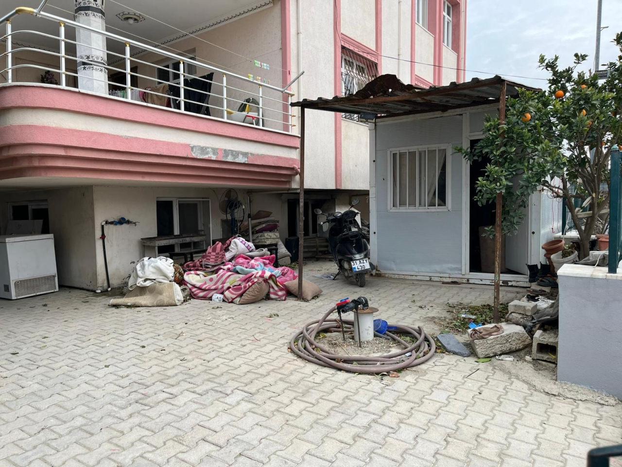 Hatay'da 17 yaşındaki genç kızın yaralı olarak bulunduğu olay yeri.