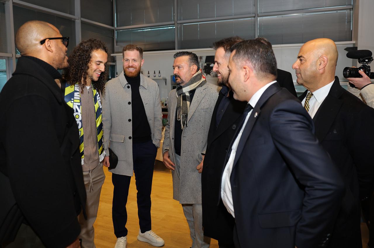 Matteo Guendouzi, Fenerbahçe heyetiyle birlikte havalimanında beklerken.