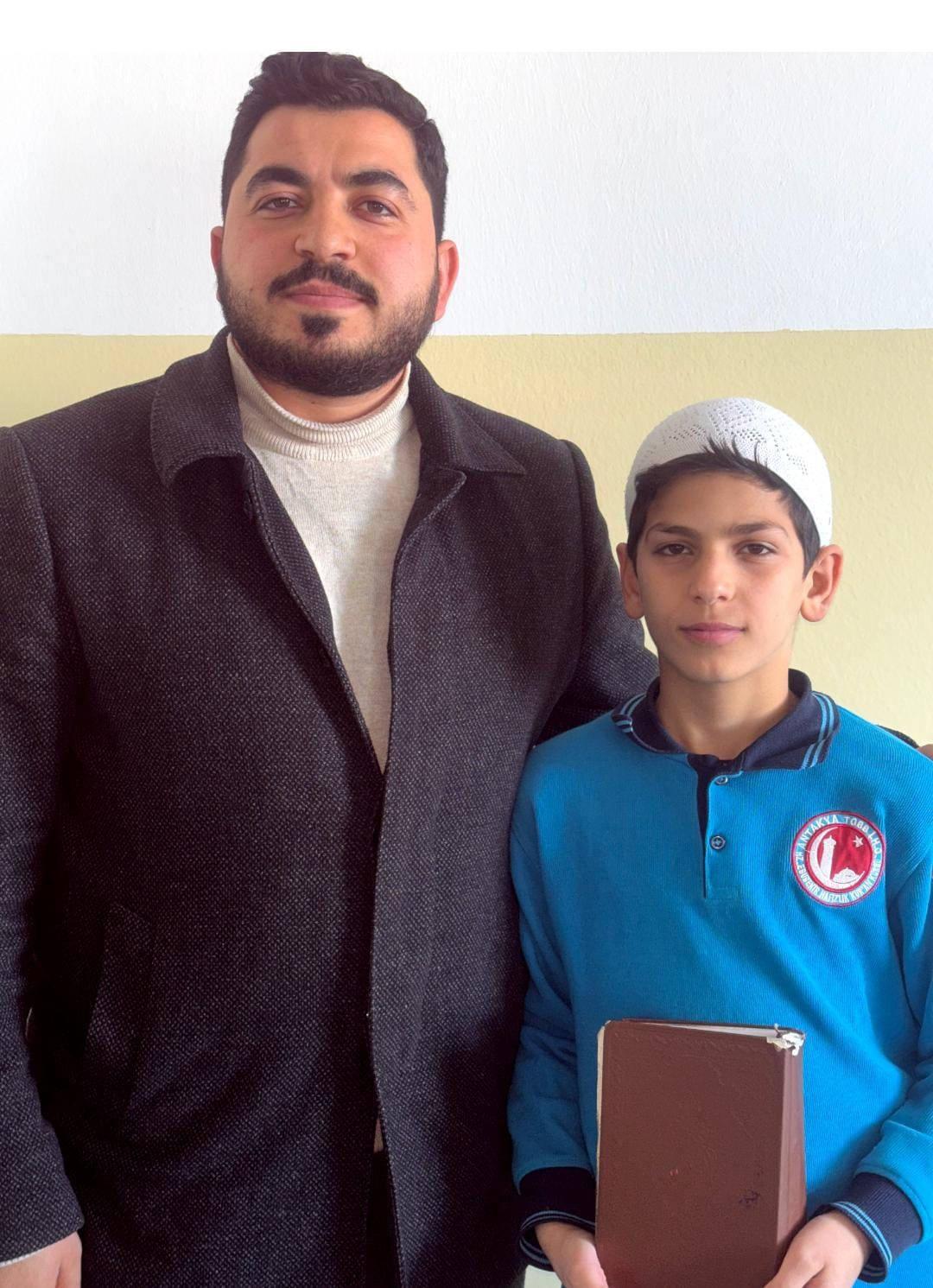  Yusuf Sami Öztürk (11) ve eğitim aldığı hocası.