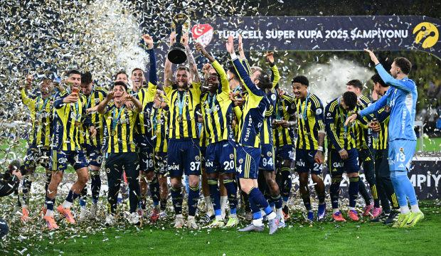 Fenerbah&ccedil;e kupasını kaldırdı