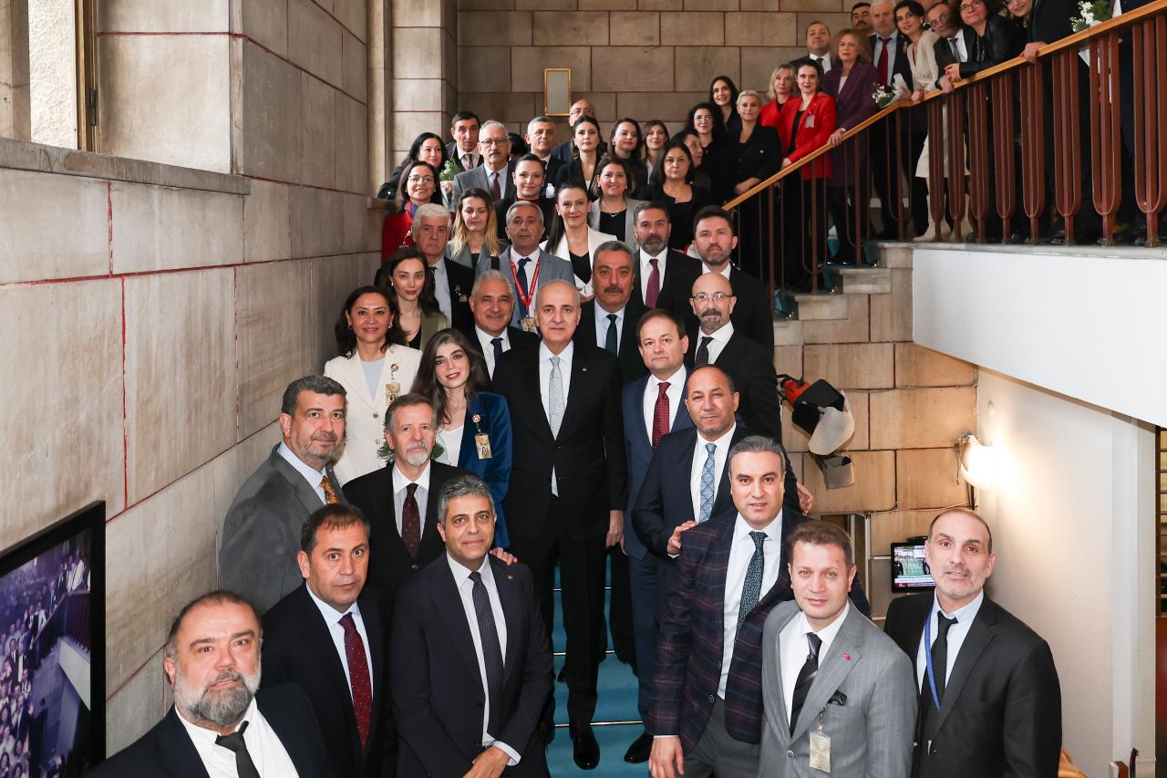 Kurtulmuş, 10 Ocak Çalışan Gazeteciler Günü dolayısıyla TBMM Basın Koridoru'ndaki parlamento muhabirlerini ve Parlamento Muhabirleri Derneğini (PMD) ziyaret etti.