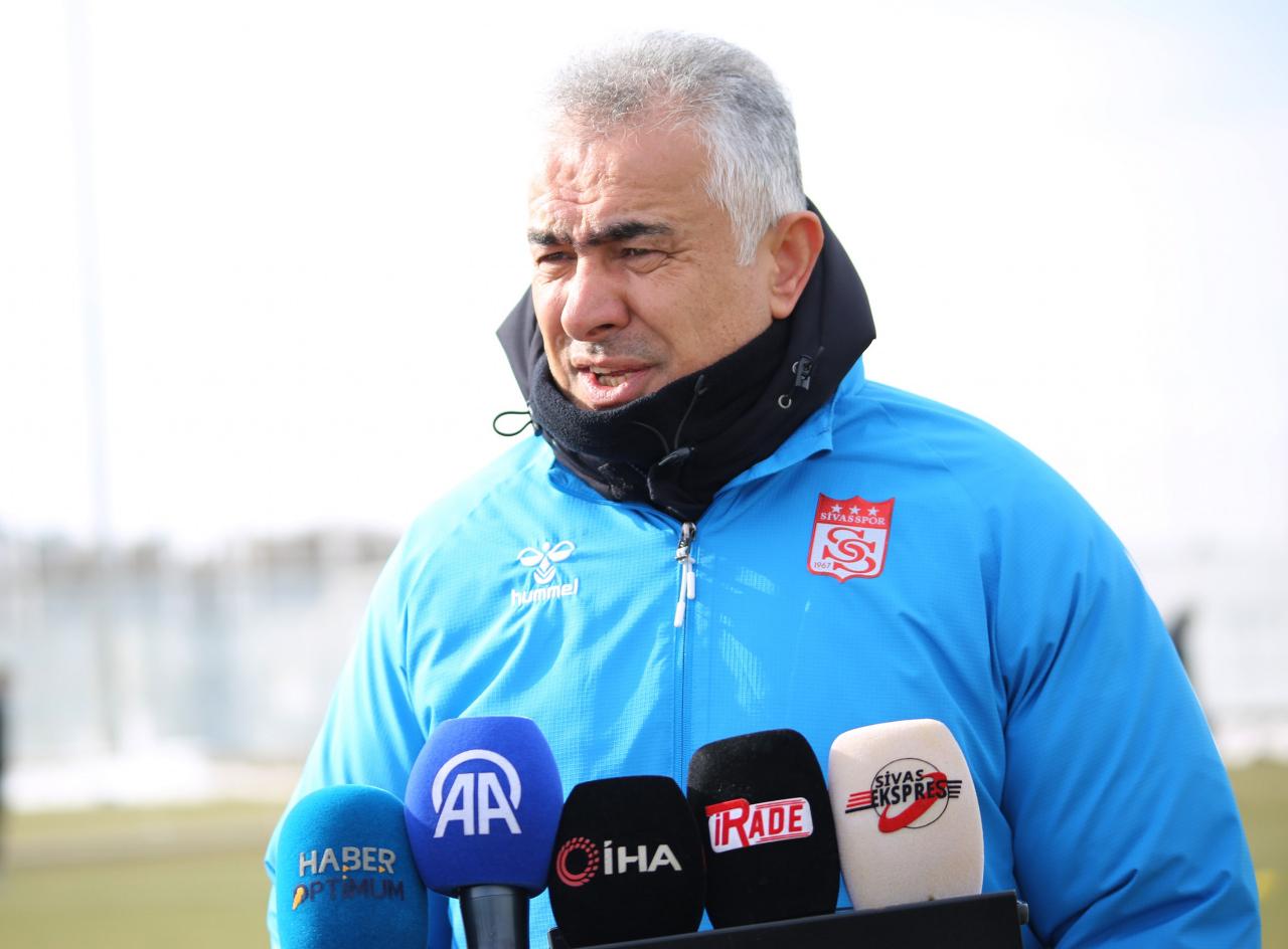 Özbelsan Sivasspor Teknik Direktörü Mehmet Altıparmak antrenman öncesinde basın mensuplarının sorularını yanıtladı.