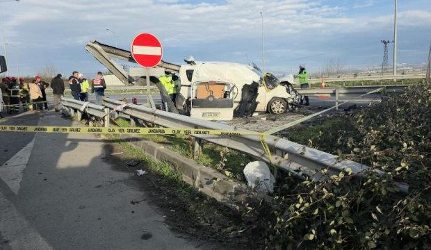 Bariyerlere saplandı, 2 kişi hayatını kaybetti