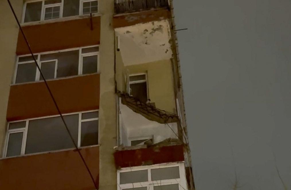 Bahçelievler'de 6 katlı binanın 4'üncü ve 5'inci katlarındaki balkonlarda çökme yaşandı.