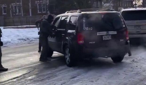 ICE polisi g&ouml;&ccedil;men operasyonunu izleyen kadını yakın mesafeden vurdu