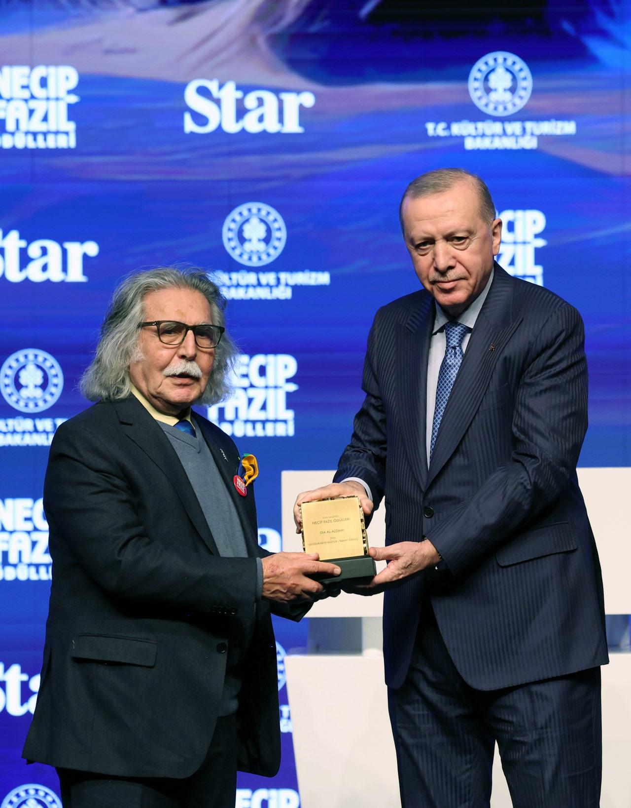Cumhurbaşkanı Erdoğan, Necip Fazıl Uluslararası Kültür Sanat Ödülü'ne layık görülen Dia Al-Azzawi’ye ödülünü takdim etti.