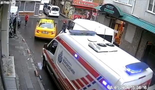 Bayrampaşa'da bir &ccedil;ocuğun ambulansa yol a&ccedil;mak i&ccedil;in trafiği y&ouml;nlendirmesi kamerada