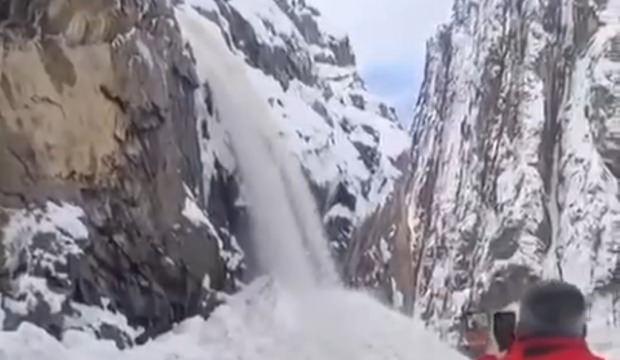 Kara yoluna &ccedil;ığ d&uuml;şt&uuml;! Yol ulaşıma kapatıldı