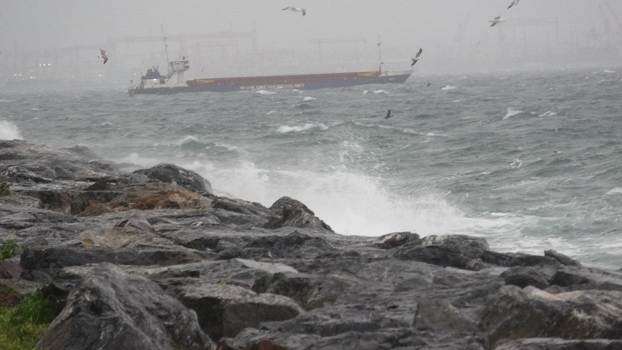 Marmara Denizi'nde yaşanan fırtına
