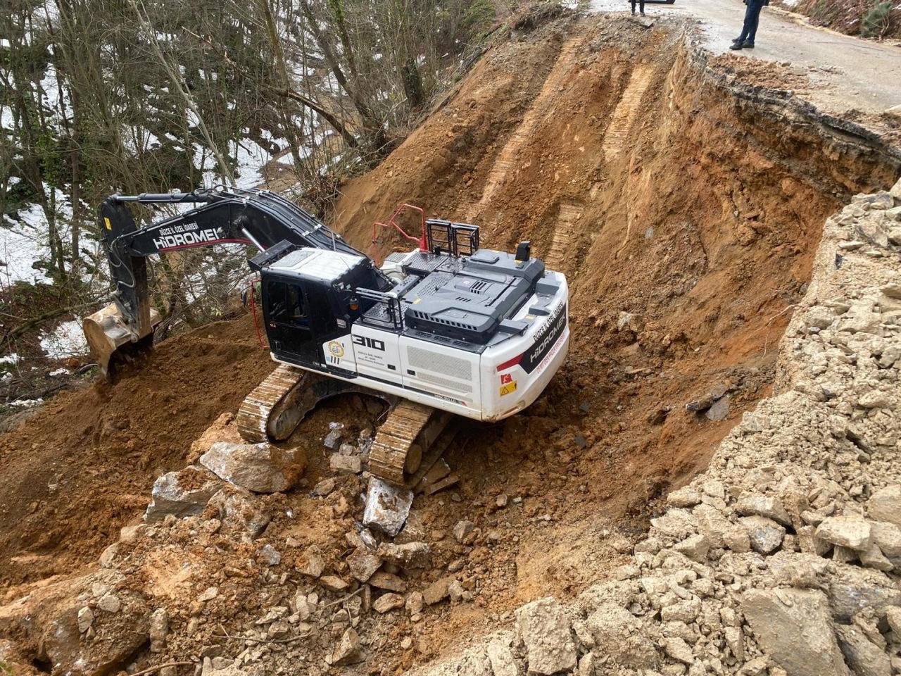 Ekipler, bölgede çalışmalarını sürdürüyor. 