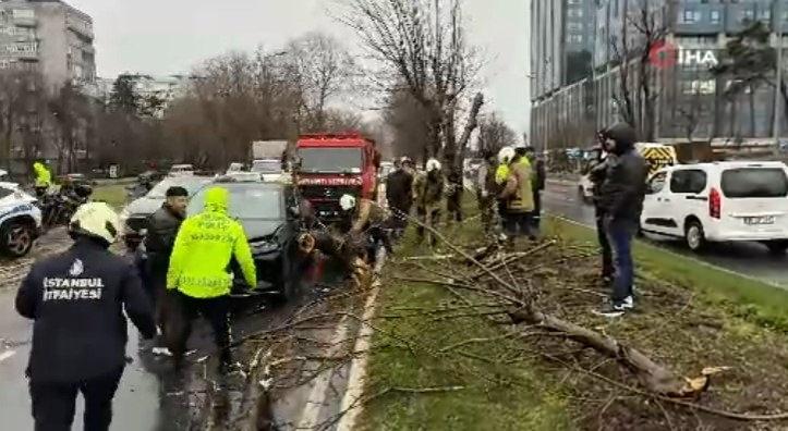 Olay yerine çok sayıda ekip sevk edildi.