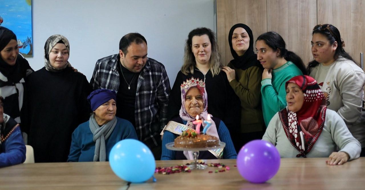 Senem Murat’ın 77'nci yaş gününden bir kare.