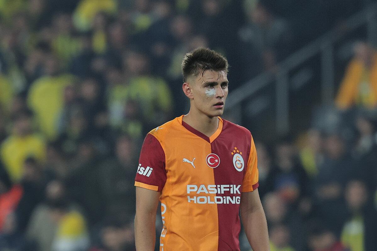 Galatasaray'dan Kazımcan Karataş, Kadıköy'de oynanan sezonun ilk derbisinde.