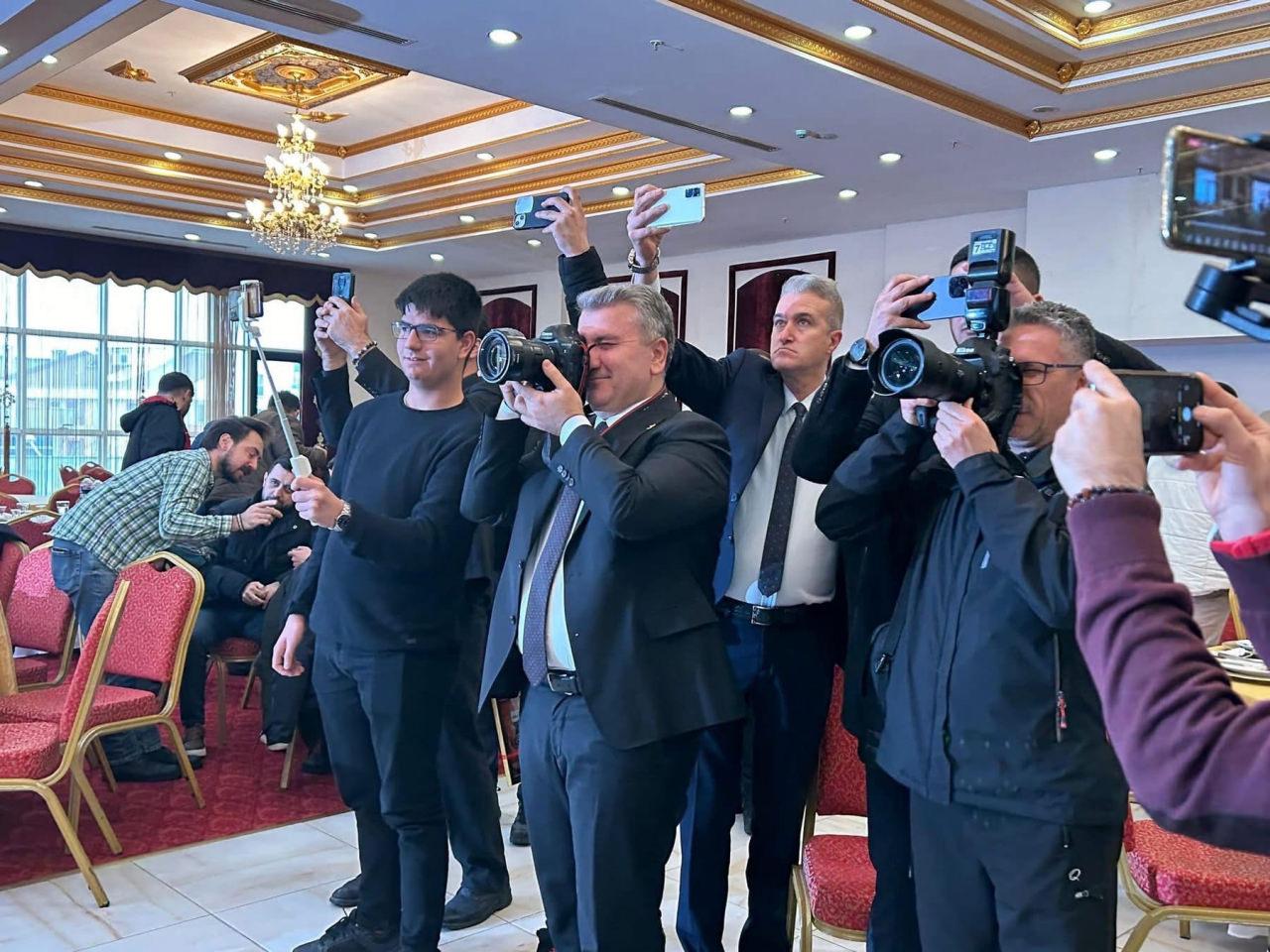 AK Parti Balıkesir Milletvekili Dr. Mustafa Canbey, gazeteciler ile birlikte. 