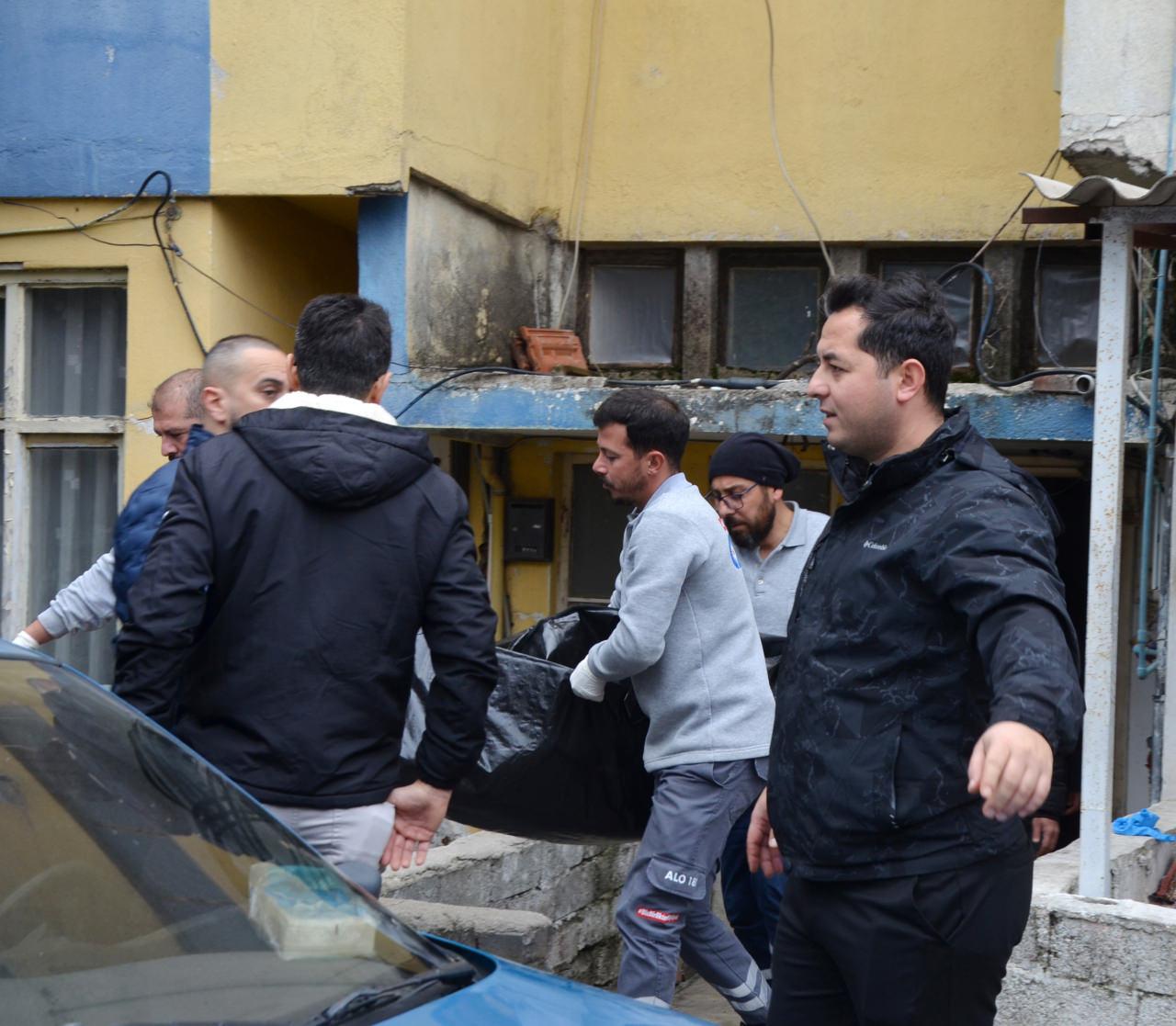 Songül Canatan (43) ile kızı Sena Canatan'ın (7) cansız bedenleri taşınıyor. 