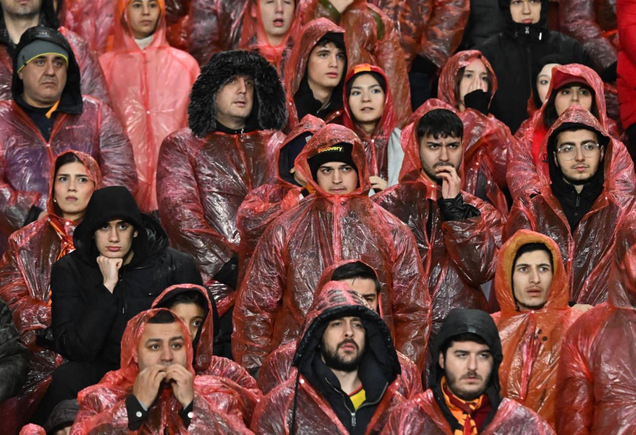Fenerbahçe maçı öncesi Galatasaray'ın kendi taraftarına dağıttığı yağmurlukların 29 TL olduğu, Fenerbahçe'nin ise taraftarına 140 TL'lik yağmurluk dağıttığı iddia edildi.