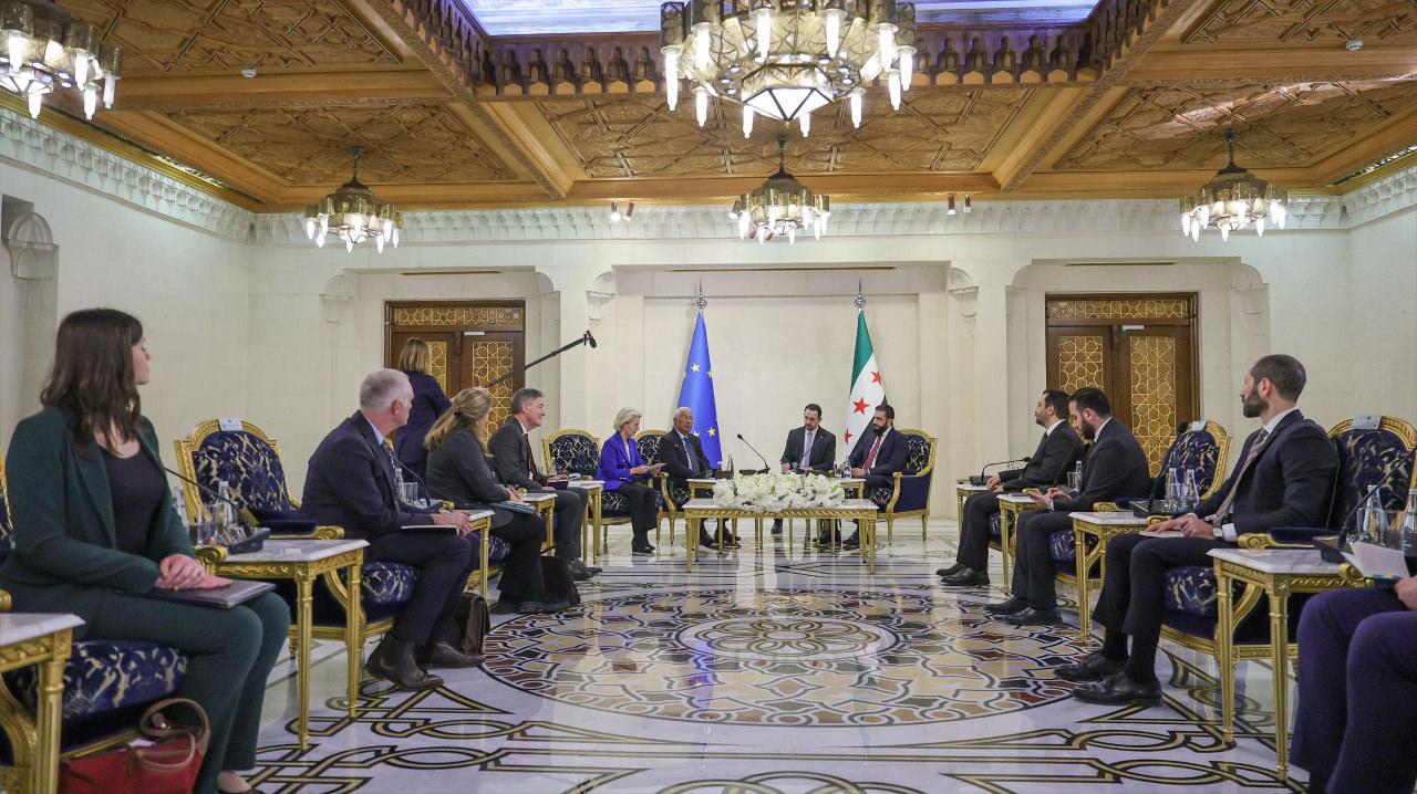 Suriye Cumhurbaşkanı Ahmet Şara (sağda), Avrupa Birliği (AB) Komisyonu Başkanı Ursula von der Leyen (solda) ve AB Konseyi Başkanı Antonio Costa'yı (ortada), başkent Şam'daki Halk Sarayı'nda kabul etti.