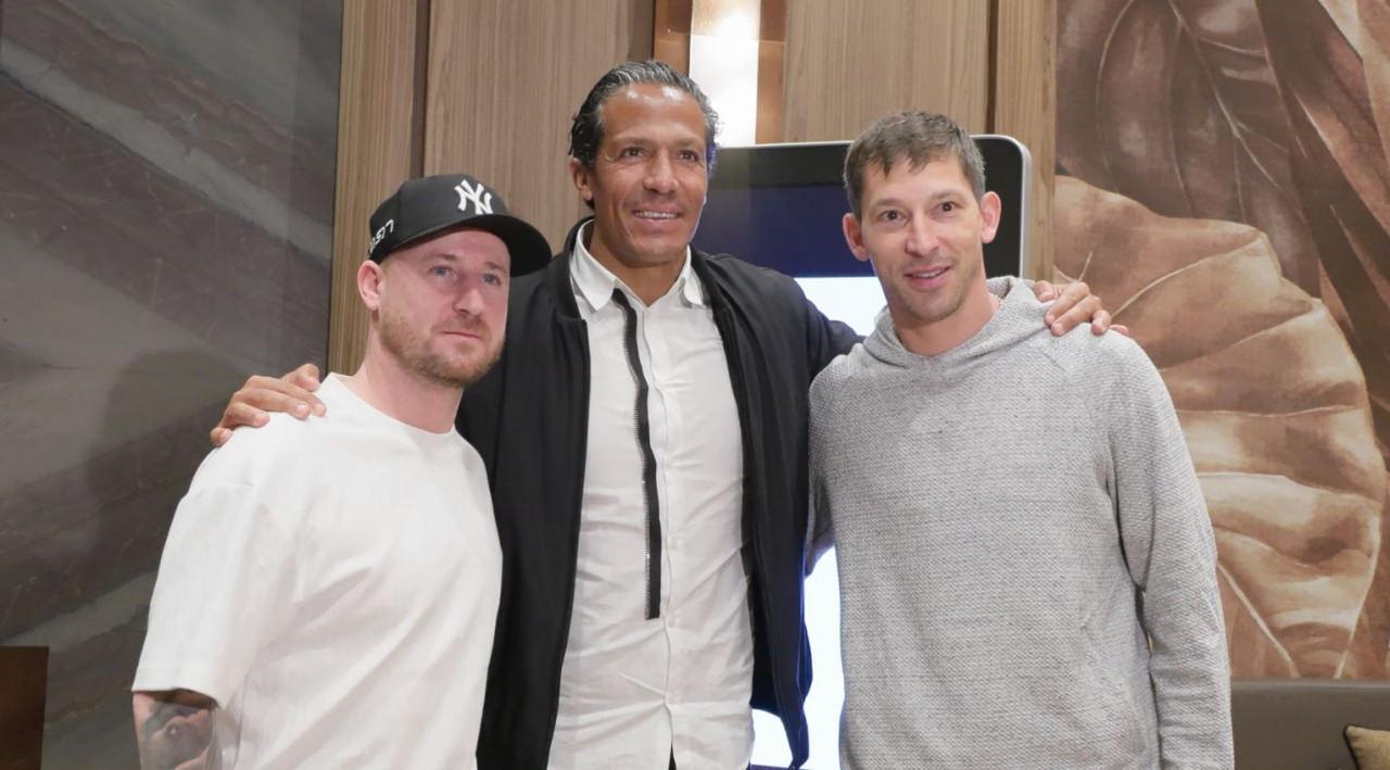 Bruno Alves, Filip Holosko ve Miroslav Stoch bir fotoğraf çekimi için poz verirken.